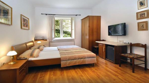  Angela Classic Rooms & Apartments  Загреб